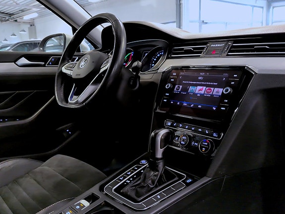 Volkswagen Passat 13 of 17