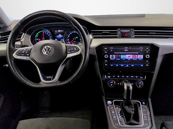 Volkswagen Passat 9 of 17