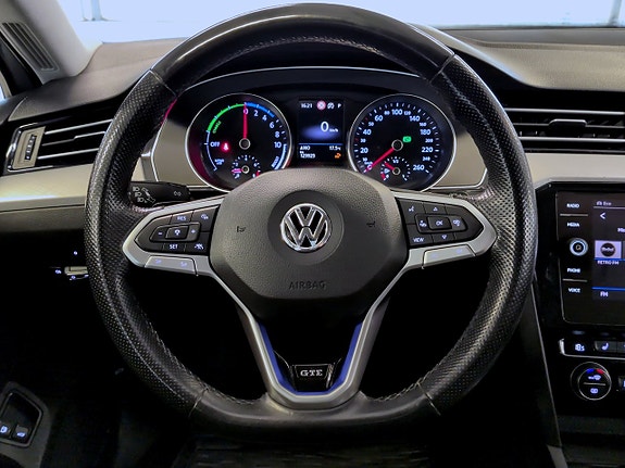 Volkswagen Passat 10 of 17