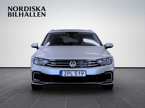 Volkswagen Passat 2 of 17