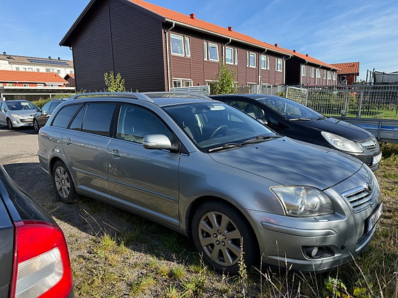 Toyota Avensis 3 of 9