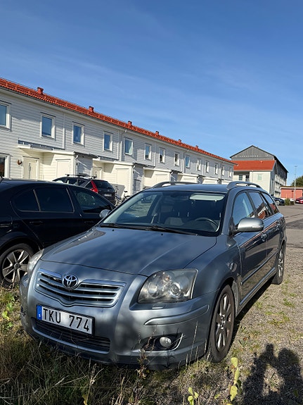 Toyota Avensis 2 of 9