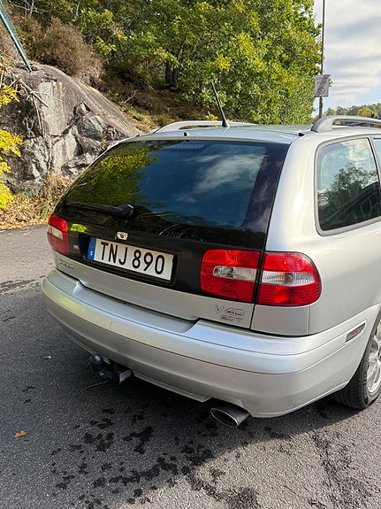 Volvo V40 2 of 16