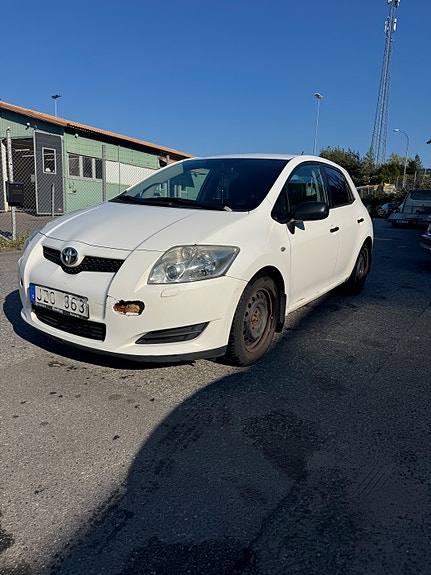 Toyota Auris 2 of 6