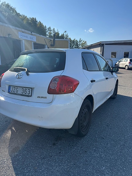 Toyota Auris 3 of 6