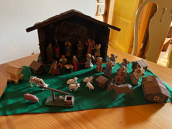 Julkrubba med stall och figurer