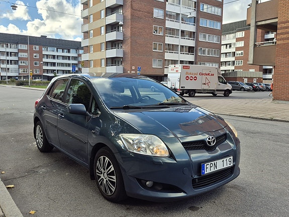 Toyota Auris 2 of 7