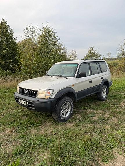 Toyota Land Cruiser 2 of 10