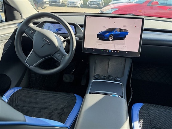 Tesla Model Y 3 of 6