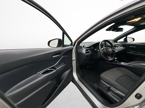 Toyota C-HR 10 of 30