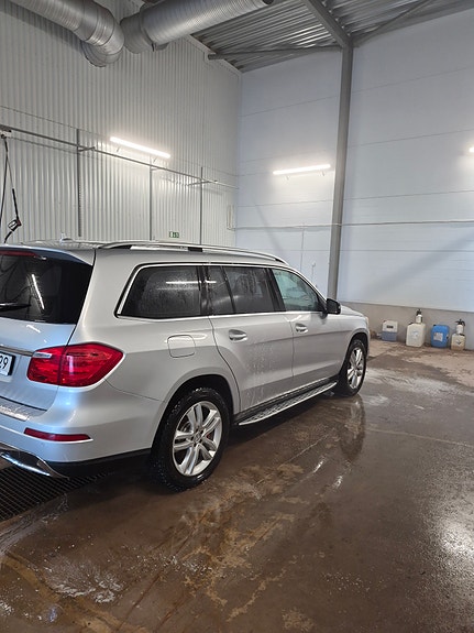 Mercedes-Benz GL350 2 of 5