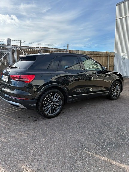 Audi Q3 2 of 14
