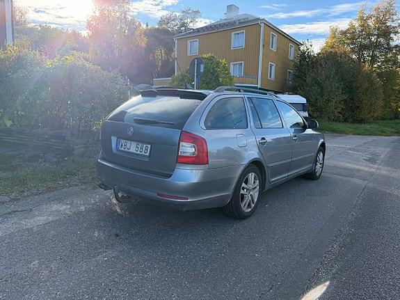 Skoda Octavia 2 of 4