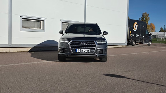 Audi Q7 2 of 12