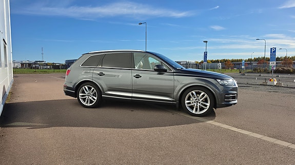 Audi Q7 7 of 12