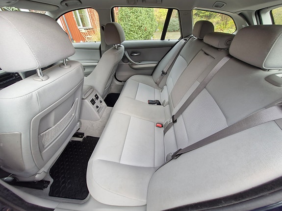 BMW 320d 4 of 5