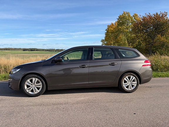 Peugeot 308 SW 2 of 8