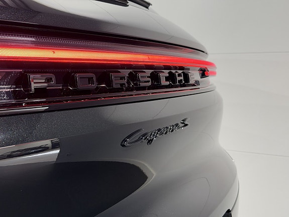Porsche Cayenne S 12 of 27