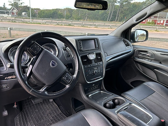 Lancia Voyager 8 of 11