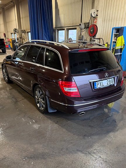 Mercedes-Benz C220 2 of 5