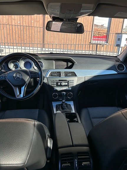Mercedes-Benz C220 4 of 5