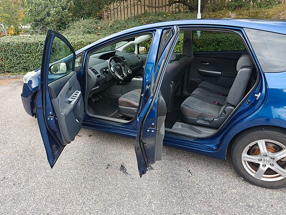 Toyota Prius+ 3 of 12