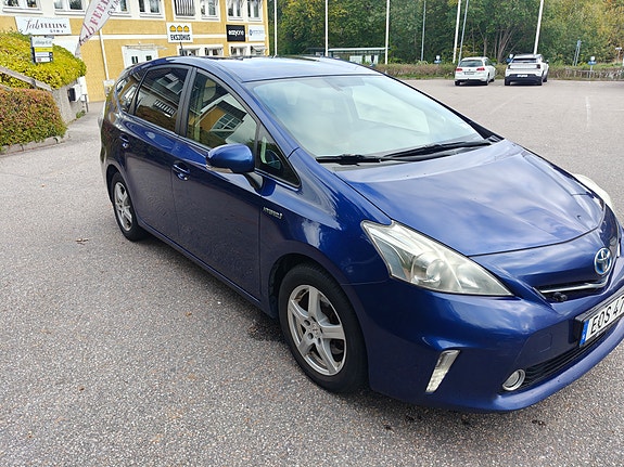 Toyota Prius+ 2 of 12