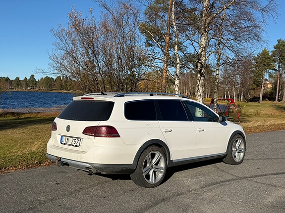 Volkswagen Passat Alltrack 3 of 7
