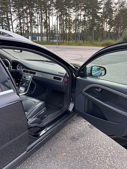 Volvo V70 8 of 16