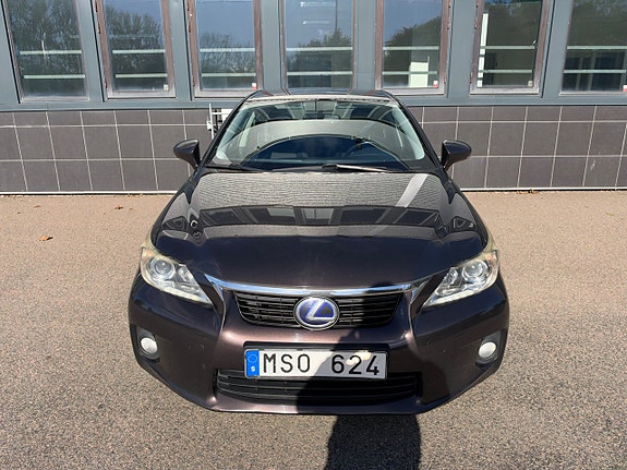 Lexus CT200h 2 of 21