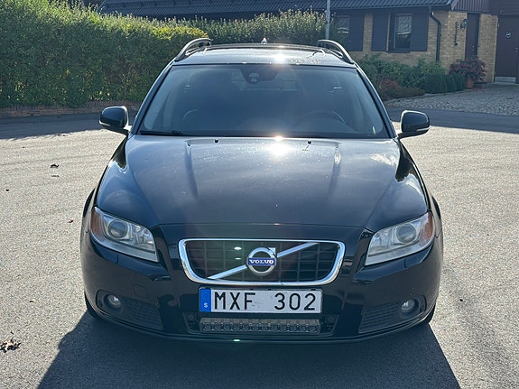 Volvo V70 2 of 13