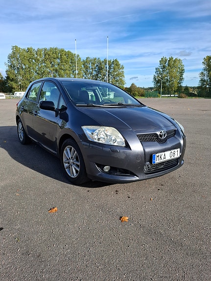 Toyota Auris 2 of 3