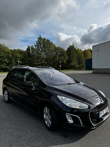Peugeot 308 SW 2 of 5
