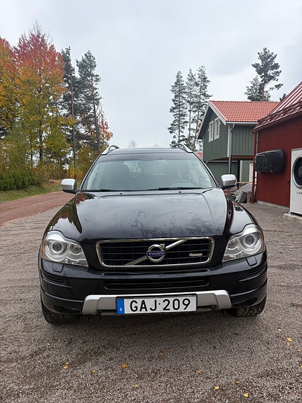 Volvo XC90 2 of 7