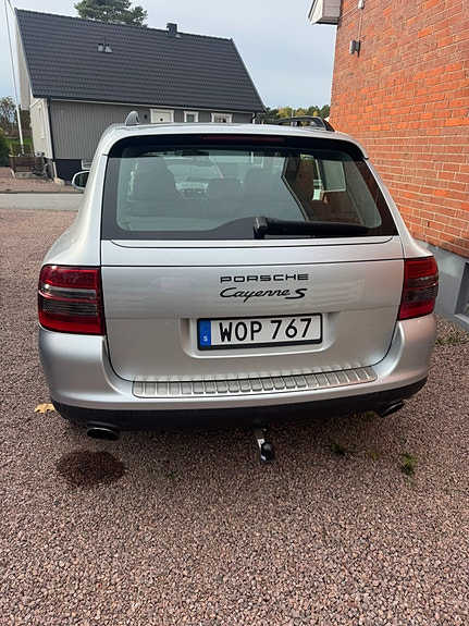Porsche Cayenne S 4 of 4