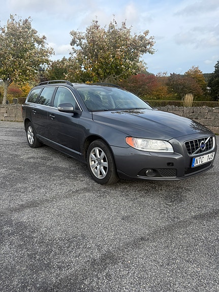 Volvo V70 2 of 8