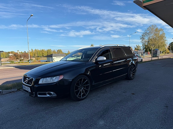 Volvo V70 2 of 5