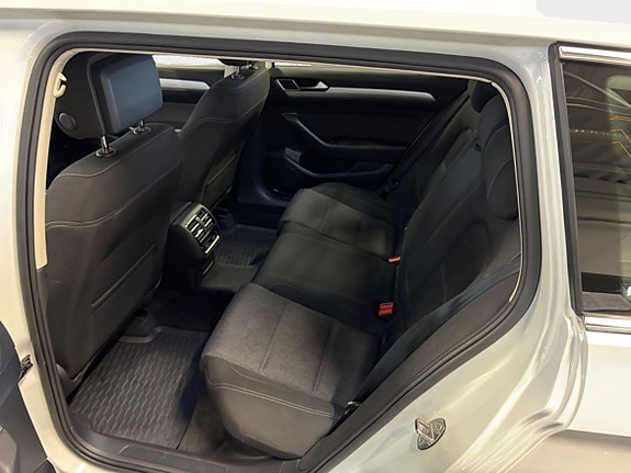 Volkswagen Passat 10 of 12