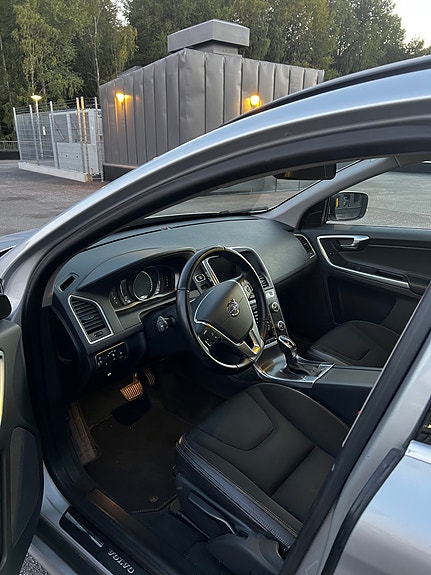 Volvo XC60 8 of 15