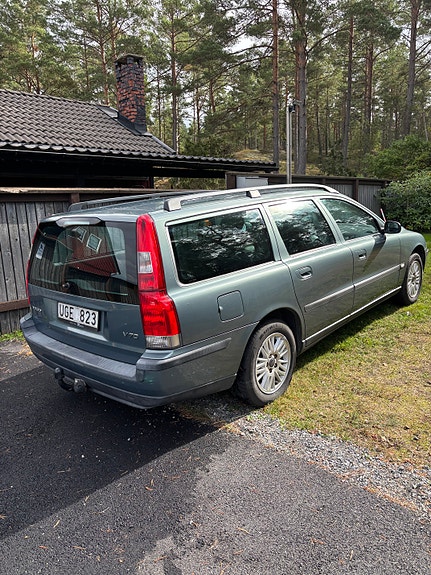 Volvo V70 2 of 8
