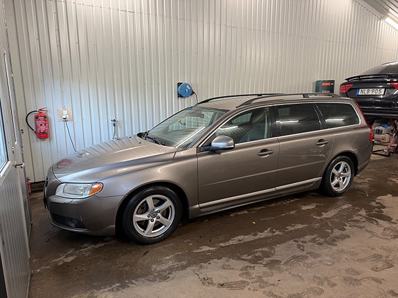 Volvo V70 2 of 8