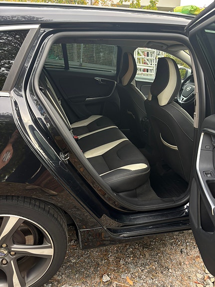 Volvo V60 2 of 7