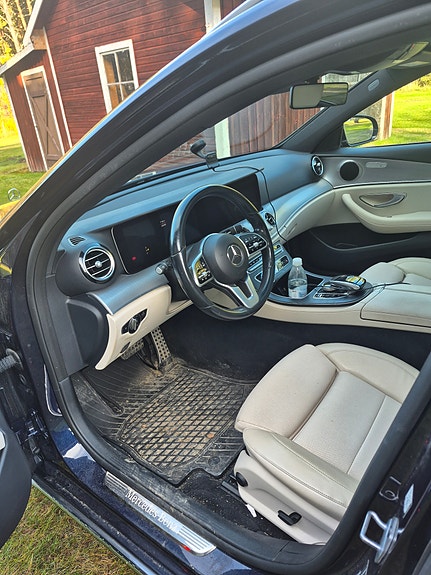 Mercedes-Benz E220 4 of 7