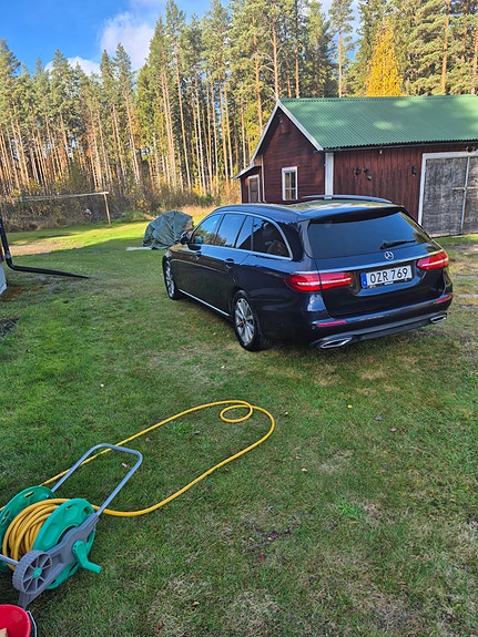 Mercedes-Benz E220 2 of 7