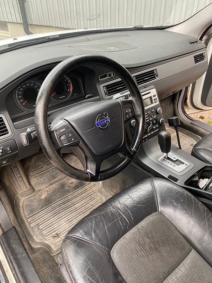 Volvo V70 2 of 3