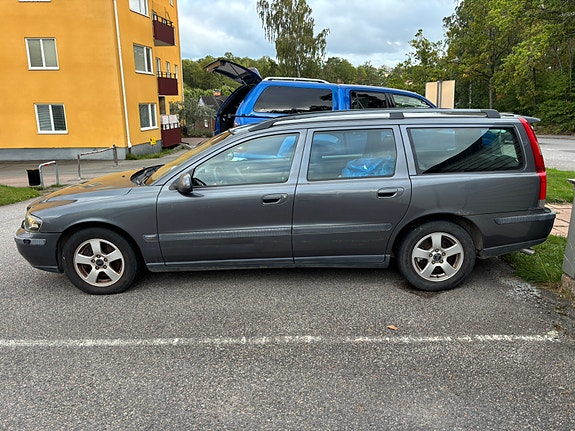 Volvo V70 2 of 8