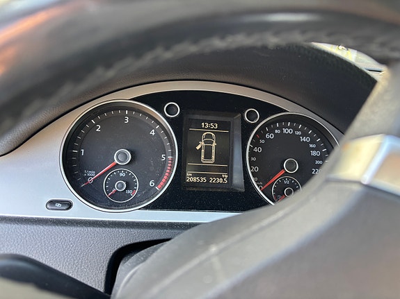 Volkswagen Passat 11 of 14