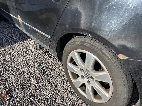 Volkswagen Passat 10 of 14