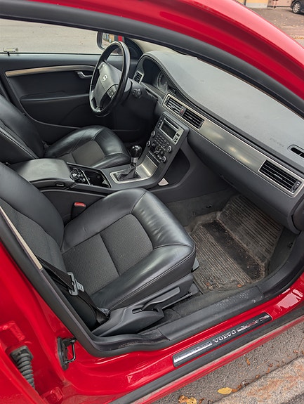 Volvo V70 3 of 4
