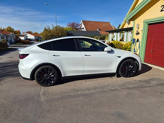 Tesla Model Y 2 of 4